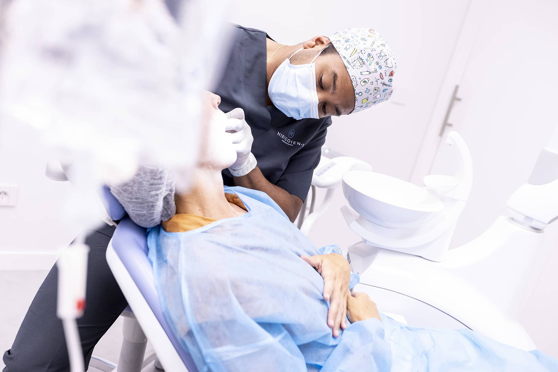 Hortzetako zirujaua kirurgia-tratamendu bat egiten ari zaio paziente bati.