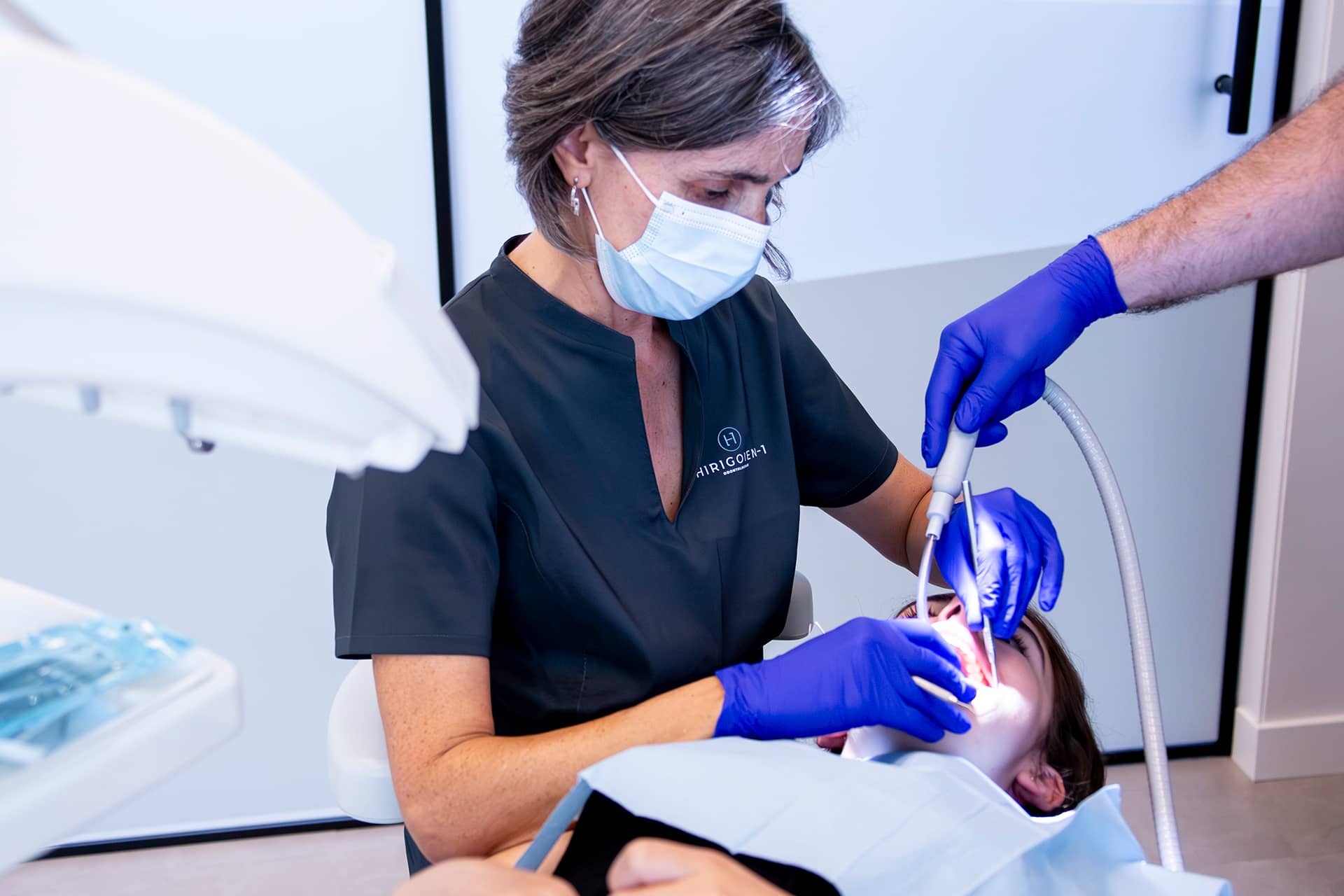 Paziente bati endodontziako hortz-tratamendu bat egiten ari dira.