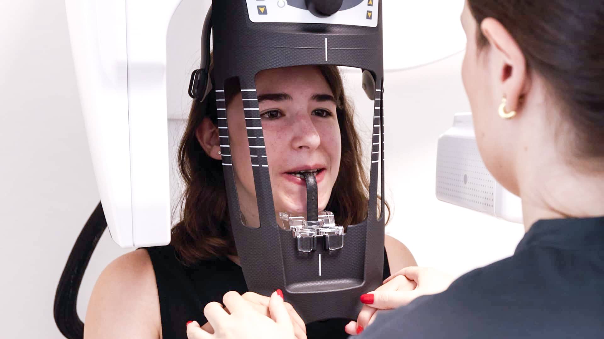 Estetikako hortz-tratamenduan dagoen paziente bati hortz-erresonantzia egiten ari da profesionala.