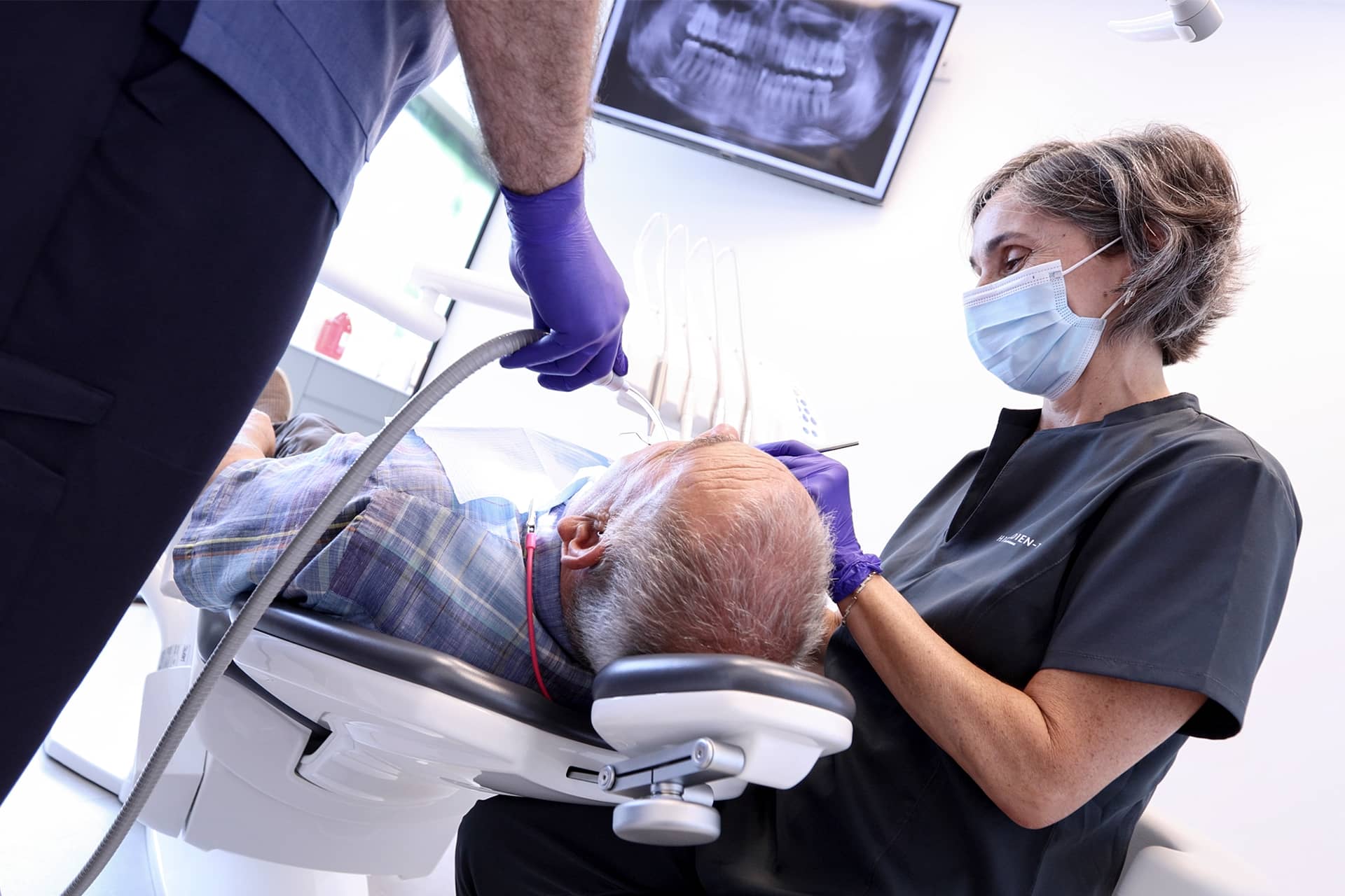 Odontologiako profesionala odontologia orokorreko hortz-tratamendu bat egiten ari da paziente bati.